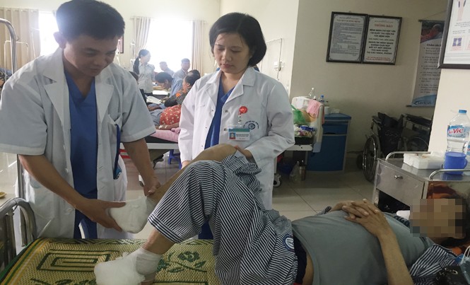 Biệt đội chăm sóc bàn chân Bác sỹ Mai Trang và bác sỹ Nguyễn Ngọc Thiện thăm khám cho bệnh nhân. Ảnh: Đào Nguyên.