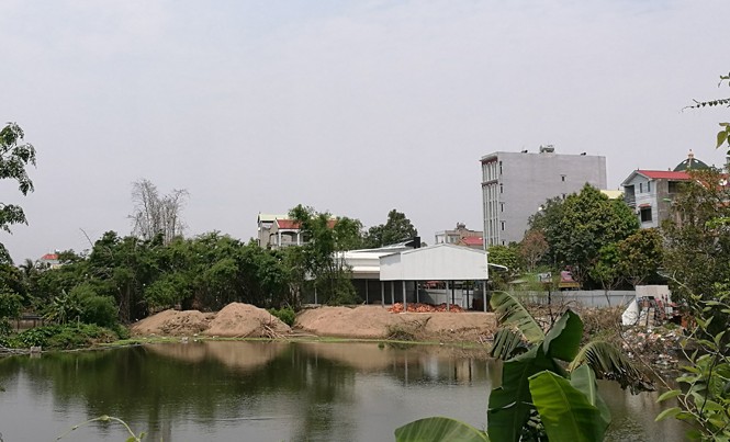 Lấp hồ điều hòa làm nhà hàng Gần 1/2 mặt nước hồ điều hòa Phù Lỗ đang bị gia đình ông Hạnh đổ cát san lấp xây cửa hàng cho thuê.