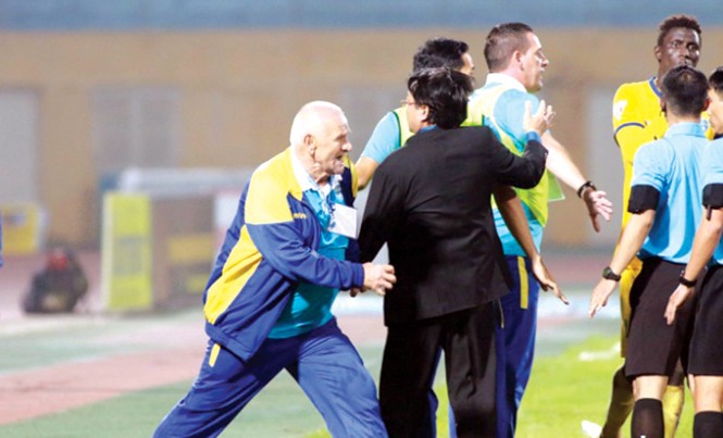 Lượt đi V-League 2017: Trọng tài thành mớ “bung xung” HLV Petrovic lao tới đòi ăn thua đủ với các trọng tài trong tình huống không công nhận bàn thắng của CLB Thanh Hóa ở phút 88 trận đấu ngày 19/3 giữa Thanh Hóa và CLB Hà Nội.