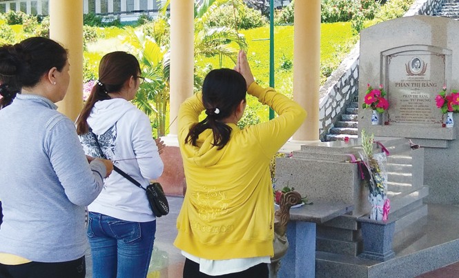 Nguyên mẫu chị Sứ: Bông hoa bất tử của Hòn Ðất Mộ chị Tư Ràng luôn có hoa trái tươi, và luôn có nhiều người đến viếng.