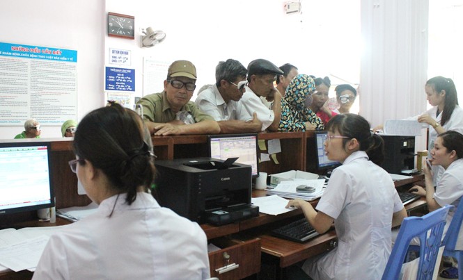Thanh Hóa: Từ chối khám bảo hiểm ngày nghỉ Người dân xếp hàng KCB ngày thường tại một bệnh viện chuyên khoa tỉnh.