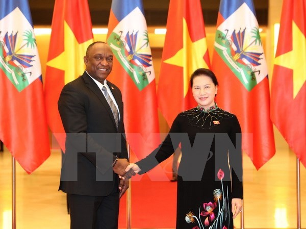 Việt Nam, Haiti tăng cường hợp tác nhiều mặt Chủ tịch Quốc hội Nguyễn Thị Kim Ngân đón Chủ tịch Thượng viện kiêm Chủ tịch Quốc hội Cộng hòa Haiti Youri Latortue. (Ảnh: Trọng Đức/TTXVN)