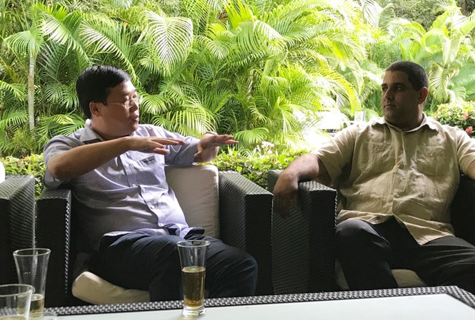Đoàn đại biểu cấp cao của Trung ương Đoàn thăm Cuba Đồng chí Lê Quốc Phong trò chuyện với đồng chí Ronal Hidalgo Rivera.