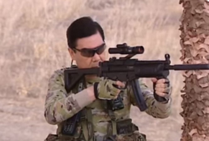 Tổng thống Turkmenistan đích thân huấn luyện tân binh Tổng thống Berdymukhamedov làm mẫu thao tác bắn súng.