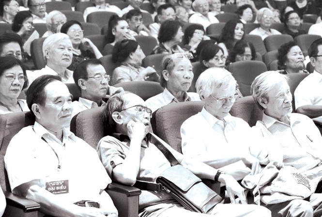 Lại chuyện “tre già che măng mọc” Các đại biểu tham dự Đại hội Hội Nhà văn TP Hà Nội tháng 8/2017. Ảnh: Nguyễn Đình Toán.