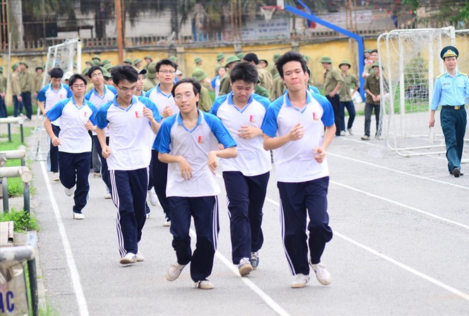 Sinh viên ĐH Bách khoa Hà Nội trong giờ học thể dục. Ảnh: Kim Chi.