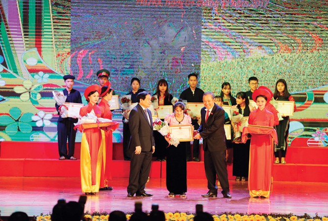 Phó Thủ tướng Trương Hòa Bình trao phần thưởng cho học sinh, sinh viên dân tộc rất ít người và các bạn trẻ đoạt thành tích cao trong các cuộc thi 
thể thao khu vực. Ảnh: Trường Lâm.