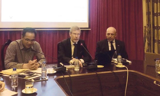 Cần giải quyết hòa bình các tranh chấp trên biển Đông Từ phải sang: Ông Commodore Michiel Hijmans, GS. TS Erik Franckx, TS Trần Trường Thủy (Học viện Ngoại giao) tại Tọa đàm ngày 13/6. Ảnh: Thái An