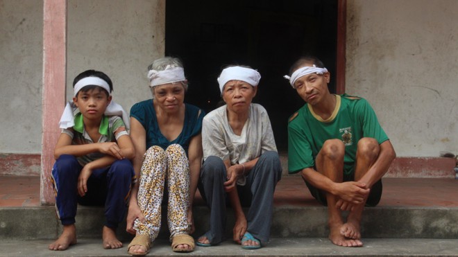Một nhà 5 người tâm thần Bốn người trong gia đình ông Oanh ngơ ngác trước nỗi đau khi vợ ông mất.