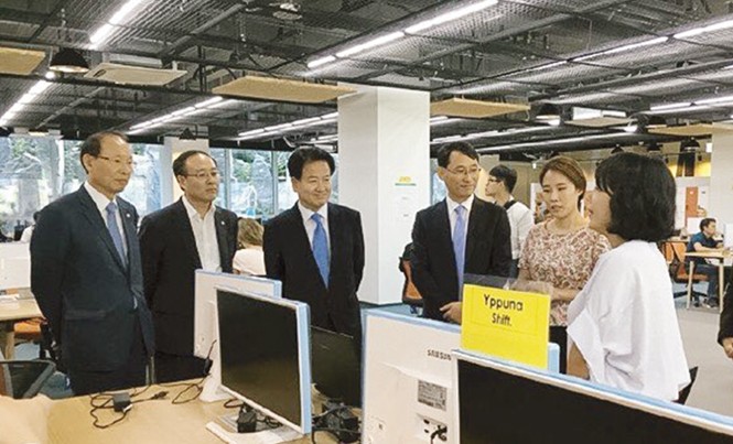 Từ chối làm quản lý Google, về quê lập nghiệp Nghị sĩ quốc hội Hàn Quốc đến thăm nơi làm việc của Hoa