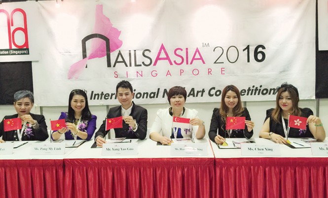 Chuyện của “nữ hoàng nail” Pang Mỹ Linh Pang Mỹ Linh (thứ hai từ trái qua) và các giám khảo cuộc thi Nail châu Á năm 2016