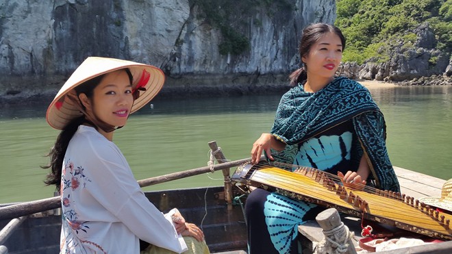 Rong chơi tìm cao thủ đàn tranh Phan Ý Ly (phải)