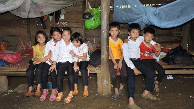Gian nan con chữ vùng sâu 7 học sinh sống chật chội trong căn nhà nhỏ.