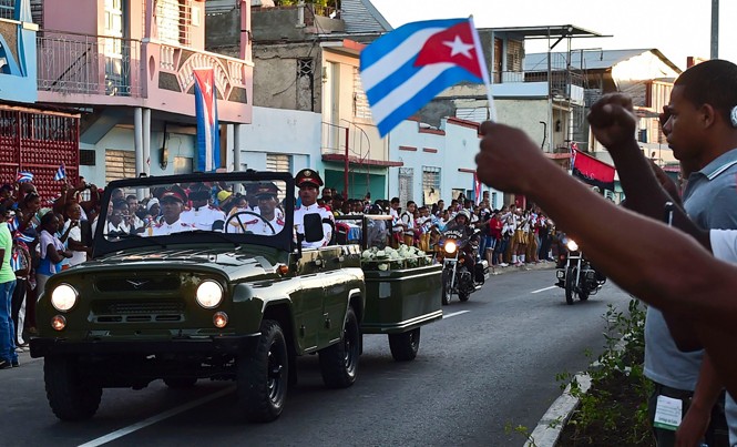 Lý tưởng cách mạng của Fidel sẽ sống mãi trong lòng người dân Đoàn xe rước tro cốt của Lãnh tụ Fidel Castro đi dọc chiều dài Cuba trong suốt 4 ngày, lặp lại hành trình tự do mà ông từng thực hiện. Ảnh: TTXVN