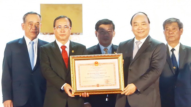 Ngày đầu năm, Thủ tướng làm việc tại Bình Dương Thủ tướng Nguyễn Xuân Phúc trao tặng Huân chương Độc lập hạng Nhất cho Đảng bộ, chính quyền và nhân dân tỉnh Bình Dương. Ảnh: TTXVN