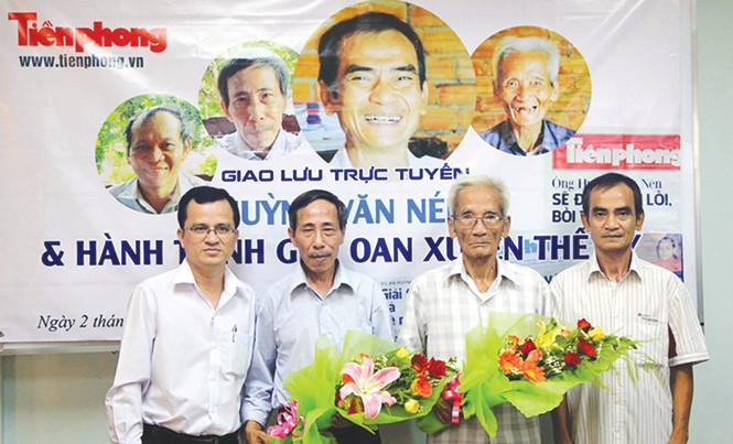 Thương lượng bồi thường oan, sai: 'Không nên như mua cá ngoài chợ' Người tù oan xuyên thế kỷ Huỳnh Văn Nén (ngoài cùng bên phải) giao lưu trực tuyến với bạn đọc báo Tiền Phong