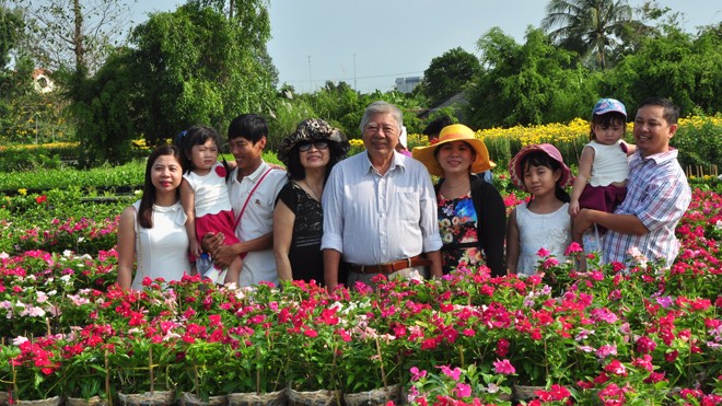 Tết ở xứ “Cánh đồng chó ngáp” Gia đình chụp ảnh Tết ở làng hoa Sa Đéc. Ảnh: Hòa Hội