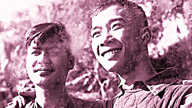 Đưa cha trở lại vùng sáng Nguyễn Đình Thi (trái) và Tố Hữu