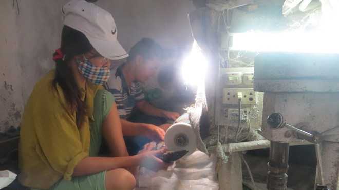 Những cặp sừng ngàn đô Để có những tác phẩm đẹp, người thợ phải chấp nhận sống chung với bụi trong quá trình làm.
