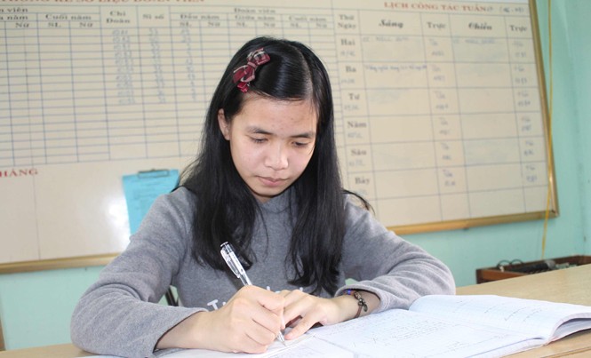 Nghị lực của cô bé mồ côi Vượt qua hoàn cảnh khắc nghiệt cuộc đời, Nhi vươn lên học rất giỏi. Ảnh: H.T