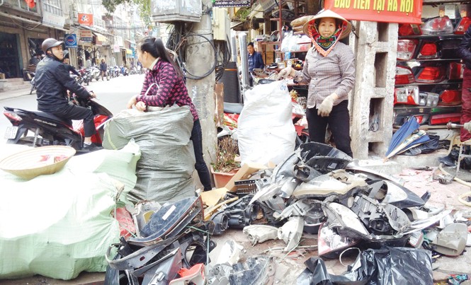 Sau vụ đột kích 'tổng kho' phụ tùng ô tô: Chợ Trời bớt sôi động Một số phụ tùng ô tô được chủ cửa hàng trên phố Đồng Nhân bán thanh lý cho đồng nát. Ảnh: M.Đ