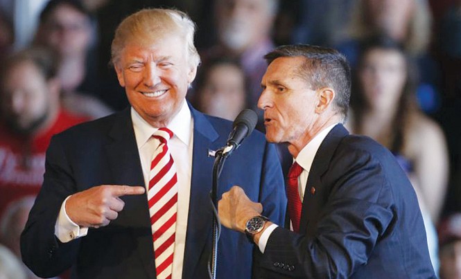 Cố vấn an ninh Mỹ từ chức, ngờ vực vẫn bủa vây Ứng viên tổng thống Donald Trump nói đùa với tướng về hưu Michael Flynn (phải) hồi tháng 10/2016. Ảnh: Getty Images