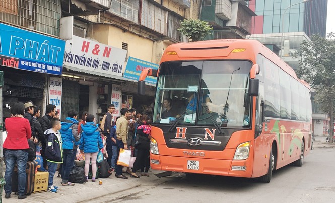 Xe trái tuyến biến đường thành bến lậu Điểm đón khách của nhà xe H&N trên đường Khuất Duy Tiến ngay cạnh chốt CSGT Hà Nội và trụ sở Thanh tra giao thông, nhưng vẫn tồn tại lâu nay. Ảnh: AT
