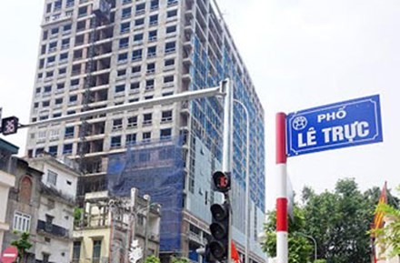 Vụ nhà 8B Lê Trực: Chủ đầu tư không hợp tác cung cấp tài liệu Hiện UBND quận Ba Đình đang tiếp tục chỉ đạo các đơn vị lập phương án phá dỡ giai đoạn 2 nhà 8B Lê Trực