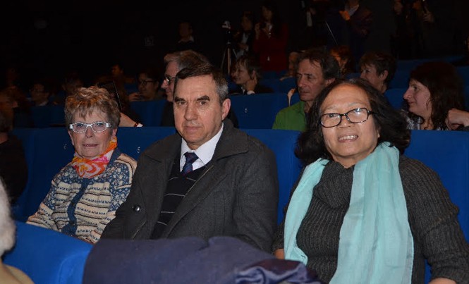 Gặp người lái xe riêng cho phái đoàn Mặt trận Miền Nam tại hội nghị Paris Bà Jeannine Rubin, Ông Michel Strachinescu, và tác giả trong rạp xem phim “Thức khuya mới biết đêm dài”.
