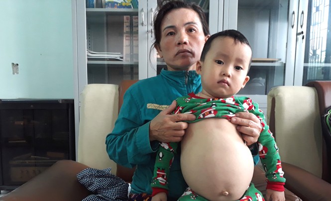 Bé 4 tuổi cầu xin sự cứu giúp Chị Lê Thị Quy và con trai Mai Xuân Tiến đến VP Tiền Phong nhờ kêu gọi giúp đỡ. Ảnh: N.Thành