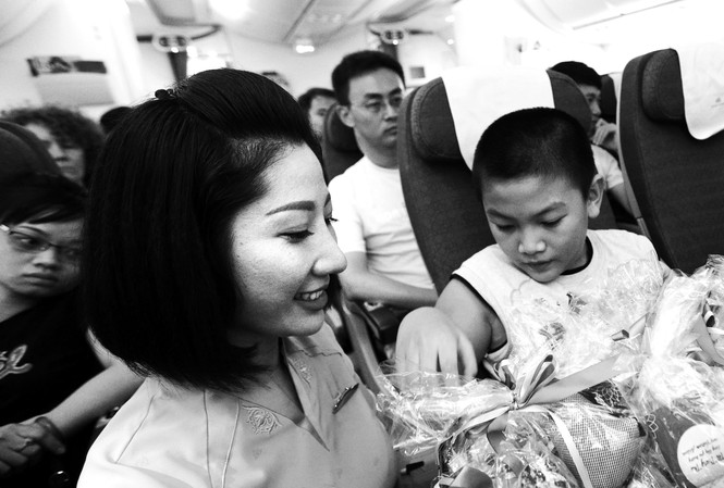 Món quà lan tỏa yêu thương từ các nghệ sỹ nhí đặc biệt Mùa Trung thu năm nay, Vietnam Airlines mang lại trải nghiệm thú vị cho hành khách với những món quà thủ công từ trẻ nhỏ thiệt thòi.