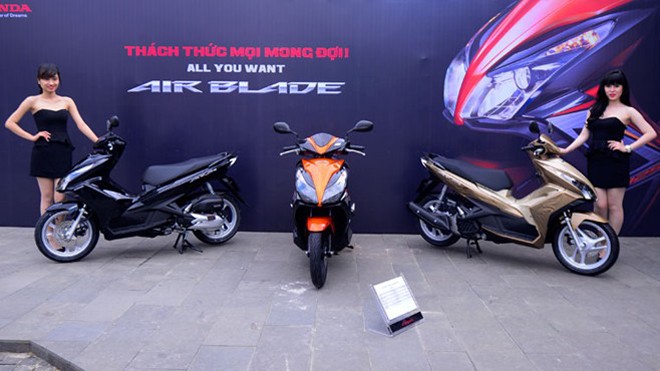 Honda Air Blade 125 thêm tem mới, giá không đổi Honda Air Blade 125 tem mới thể thao, giá bán không đổi. Ảnh: Huy Thắng.