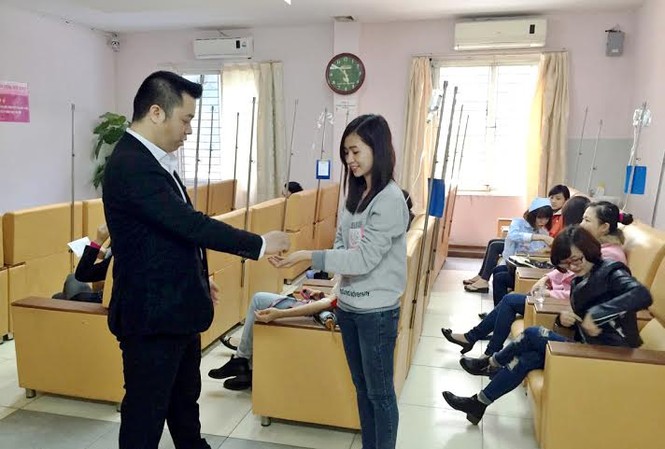Trả lại dây chuyền cho khách đánh rơi Ông Nguyễn Thế Anh, Giám đốc Cty Cổ phần y học công nghệ cao trao lại sợi dây chuyền vàng cho chị Phượng