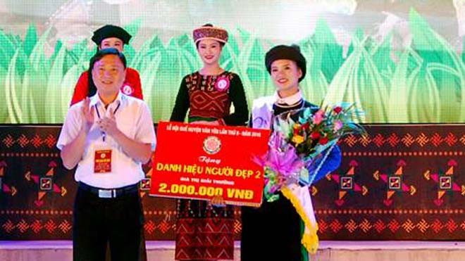 Đào Thị Thơm đăng quang “Người đẹp vùng quế” Đào Thị Thơm đăng quang “Người đẹp vùng quế”