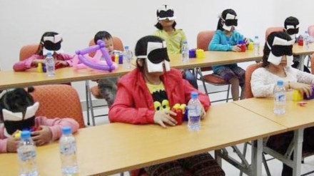 Lớp học kích não tại Hà Nội đã dừng hoạt động Phương pháp kích não bộ được quảng cáo là có thể giúp trẻ làm được những điều phi thường. Ảnh: Phụ Nữ TP.HCM.