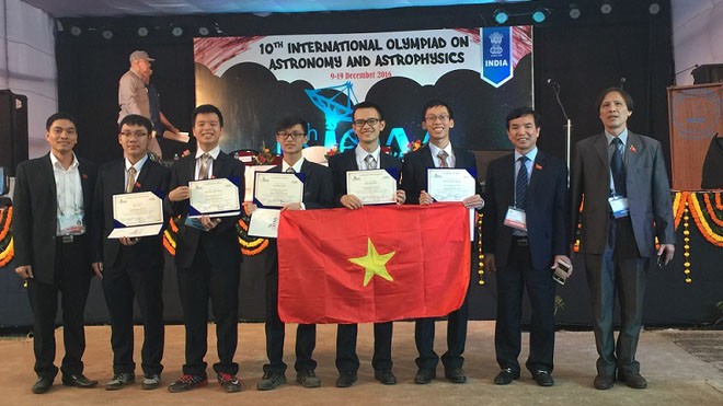 Chuyện giờ mới kể của những nhà Olympic quốc tế trẻ Việt Nam Đoàn Việt Nam dự thi Olympic thiên văn và Vật lý thiên văn (IOAA) tại Ấn Độ