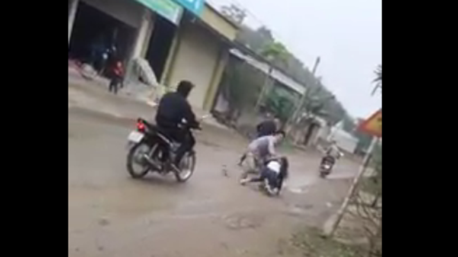 Cô gái trẻ bị nhóm thanh niên bắt lên xe ép làm vợ Cô gái bị nhóm thanh niên bắt lên xe ép về làm vợ (ảnh cắt tử clip).