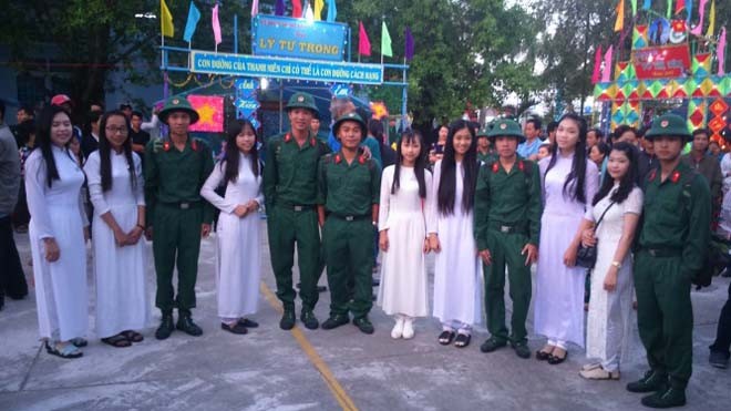 Hàng nghìn thanh niên ĐBSCL lên đường bảo vệ tổ quốc Các chiến sĩ ở Kiên Giang chụp ảnh lưu niệm trước giờ lên đường.