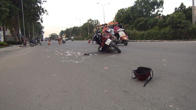 Xe máy bị tông bay lên tường rào, 2 người nguy kịch Hiện trường tai nạn.