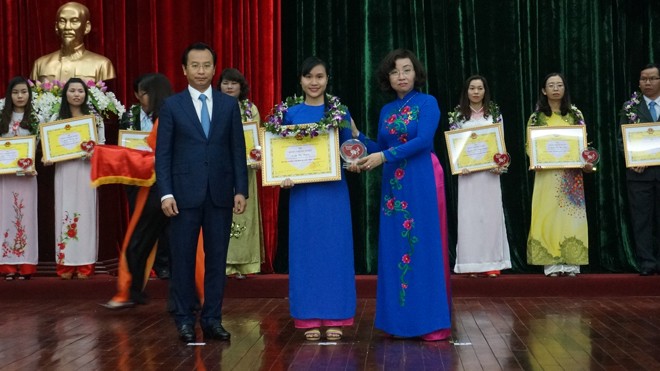 Vinh danh 20 cá nhân “Tỏa sáng Blouse trắng” 20 cá nhân tiêu biểu được trao giải thưởng “Tỏa sáng Blouse trắng”. Ảnh: T.T.