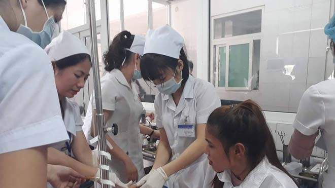 Hàng chục công nhân nhập viện sau khi ăn trưa tại công ty Bệnh viện 115 Nghệ An huy động hết bác sĩ đến cấp cứu kịp thời