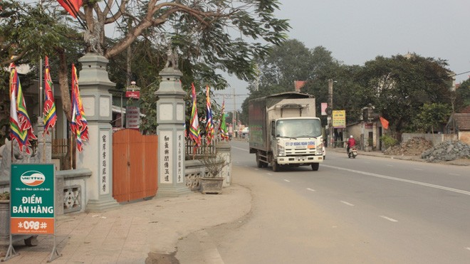 Nhà thờ họ khiến 'quốc lộ bị bóp méo' sẽ lùi hàng rào Một góc tường rào nhà thờ họ Đặng lấn ra đường QL8B.