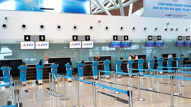 Vietnam Airlines khai trương dịch vụ bay quốc tế tại Đà Nẵng Nhân viên mặt đất của Vietnam Airlines chào mừng khai trương hệ thống dịch vụ tại nhà ga Quốc tế T2 Đà Nẵng