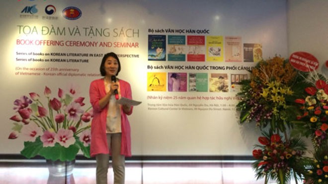 Ra mắt bộ sách văn học Hàn Quốc tại Việt Nam Bà Kim Hye Jin, Tham tán Đại sứ quán Hàn Quốc tại Việt Nam phát biểu tại buổi ra mắt sách.