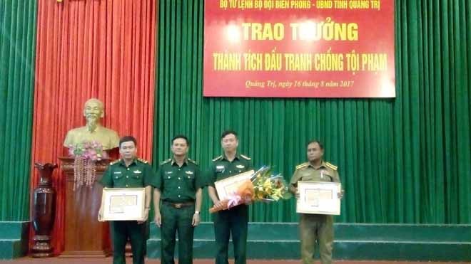 Khen thưởng ban chuyên án bắt 40.000 viên ma túy cùng súng K59 Thiếu tướng Nguyễn Văn Nam-Phó Tư lệnh, Tham mưu trưởng Bộ Tư lệnh BĐBP. ẢNH: B.A