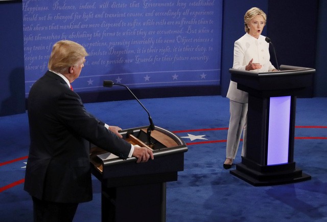 Bà Clinton và ông Trump 'khẩu chiến' dữ dội Ảnh: Reuters