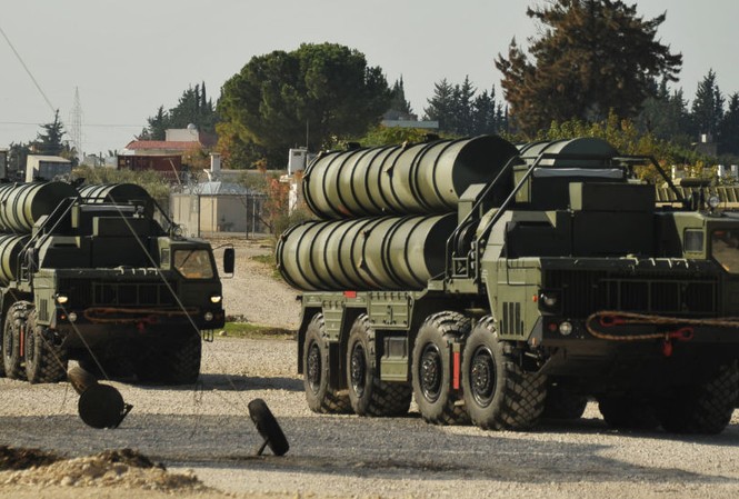 Vì sao phòng không Nga ‘bất lực’ khi Tomahawk tấn công Syria? Hệ thống phòng không S-400 của Nga ở Syria. Ảnh: Bộ Quốc phòng Nga