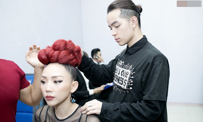 “Nói thời trang của HLV The Voice thảm hoạ là hơi quá“ Kelbin chăm sóc ngoại hình cho Tóc Tiên trong hậu trường tập Giấu mặt đầu tiên của The Voice 2017.
