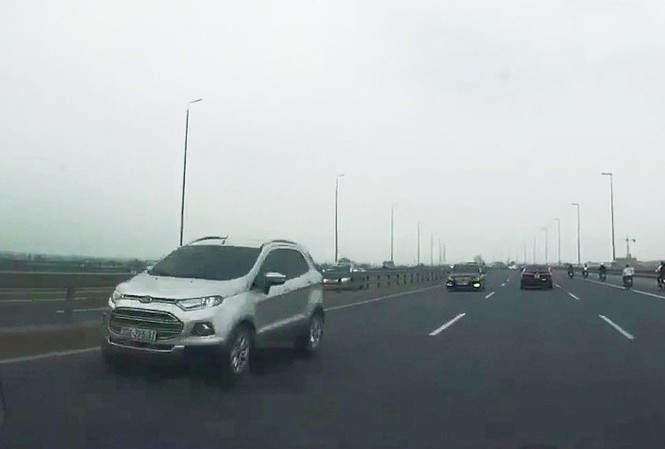 Phạt và tước bằng nữ tài xế chạy ngược chiều trên cầu Nhật Tân Xe Ford Ecosport BKS 30A-275.31 - một trong 5 ô tô đi ngược chiều trên cầu Nhật Tân đã được xác định được người điều khiển là Trịnh Thu Hường, trú tại quận Nam Từ Liêm, Hà Nội.