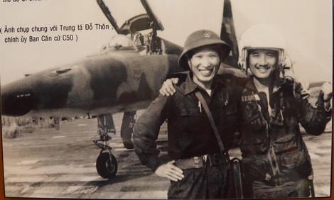 Phi công Nguyễn Thành Trung (phải) và đồng đội tại sân bay Phước Long.